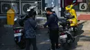 Namun, keberadaan juru parkir liar membuat masyarakat atau pelanggan harus mengeluarkan biaya tambahan untuk membayar parkir kendaraan mereka. (Liputan6.com/Angga Yuniar)