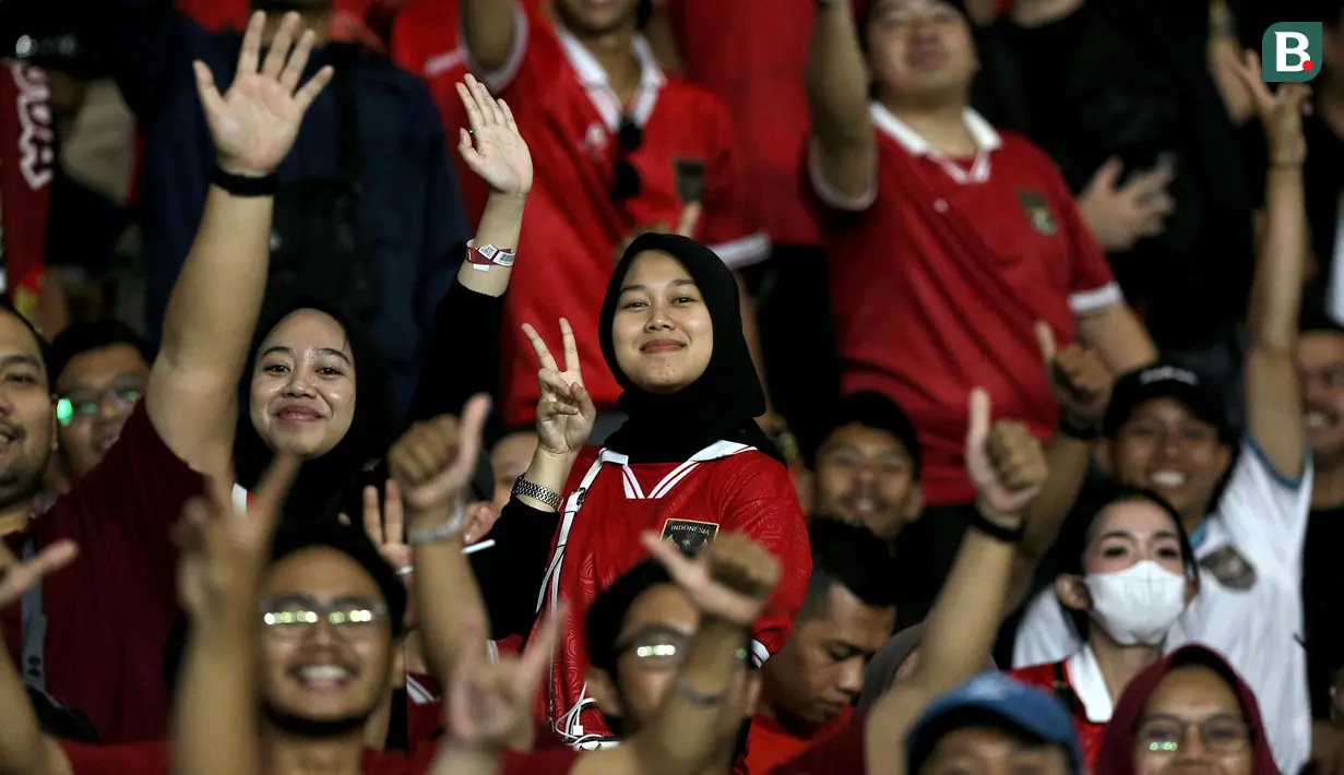 <p>Seorang suporter wanita berpose saat laga Kualifikasi Piala Asia U-23 2024 antara Timnas Indonesia U-23 melawan Turkmenistan di Stadion Manahan, Solo, Selasa (12/09/2023). (Bola.com/Areif Bagus)</p>