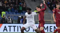 Duel antara Franck Kessie dan Zaniolo pada laga lanjutan Serie A yang berlangsung di stadion Olimpico, Roma, Senin (4/2). AC Milan imbang 1-1 kontra AS Roma. (AFP/Tiziana Fabi)