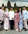 Amel Carla mudik ke Yogyakarta, bersama anggota keluarga perempuannya, ia tampak kompak mengenakan outer bermotif dipadukan bawahan warna senada. [@amelcarla]