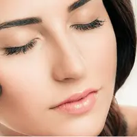 Memakai makeup natural lebih menarik, karena terkwsan apa adanya dan tidak berlebihan.