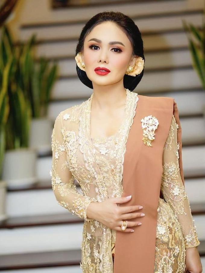 Pakai Kebaya  di Penikahan Keponakan Yuni  Shara  Curi 