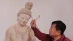 Seniman Du Yongwei mewarnai sebuah patung dengan cat di Dunhuang, Provinsi Gansu, China, Minggu (5/4/2020). Seni patung warna-warni merupakan bentuk kesenian tradisional di Dunhuang. (Xinhua/Du Zheyu)