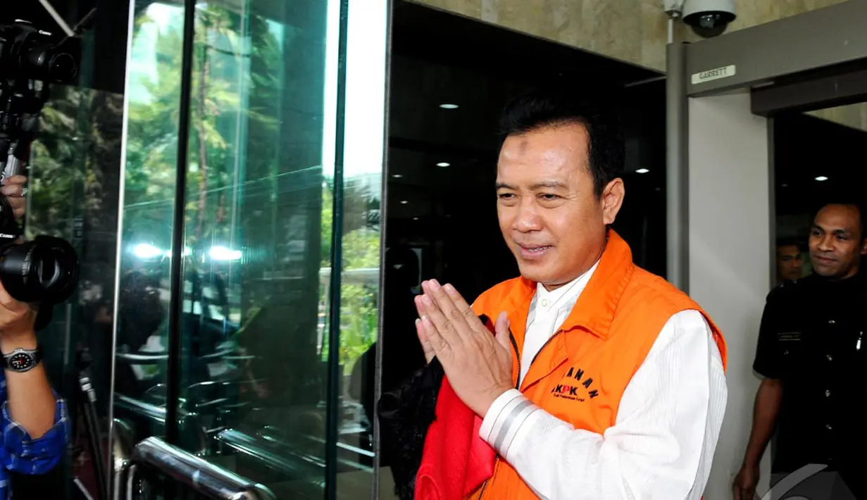 Bupati Karawang Ade Swara seusai menjalani pemeriksaan di gedung KPK, Jakarta, Jumat (12/9/2014) (Liputan6.com/Andrian M Tunay)
