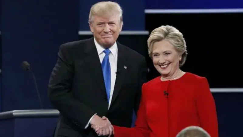 Hillary Clinton dan Donald Trump bersalaman dalam debat perdana yang dihelat di Hofstra University