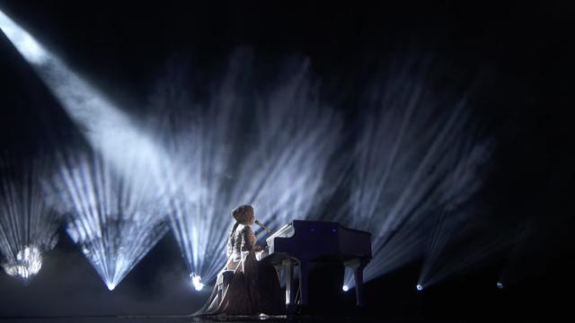 6 Potret Memukau Putri Ariani Dibalut Gaun Bling-bling di Semifinal AGT 2023, Dapat Standing Ovation dari Para Juri