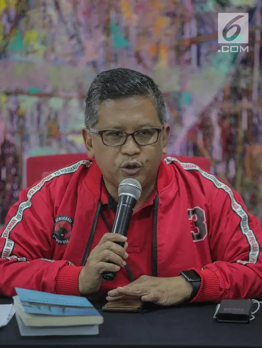 Sekjen PDIP Hasto Kristiyanto saat mengumumkan hasil pemilihan presiden 2019 dan legislatif di kantor DPP PDIP, Jakarta Pusat, Senin (22/4). Dari penghitungan sementara tersebut, PDI Perjuangan unggul dengan 19,93%, Partai Golkar 13,62%, lalu Partai Gerindra 11,49%. (Liputan6.com/Faizal Fanani)