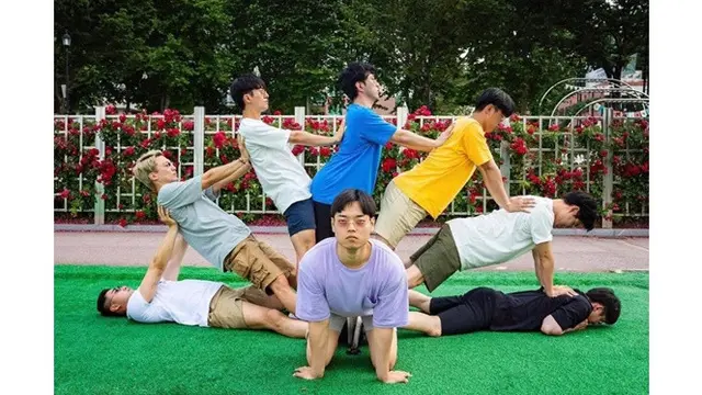 6 Pose Foto Kompak Bersama Sahabat Ini Unik, Perlu Dicoba - Hot