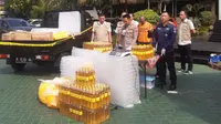 Polres Malang menyita MinyaKita palsu dan botol kosong untuk kemasan ulang pada Selasa, 11 Juni 2024. Modus pelaku membeli bahan baru dari minyak goreng curah (Liputan6.com/Zainul Arifin)&nbsp;