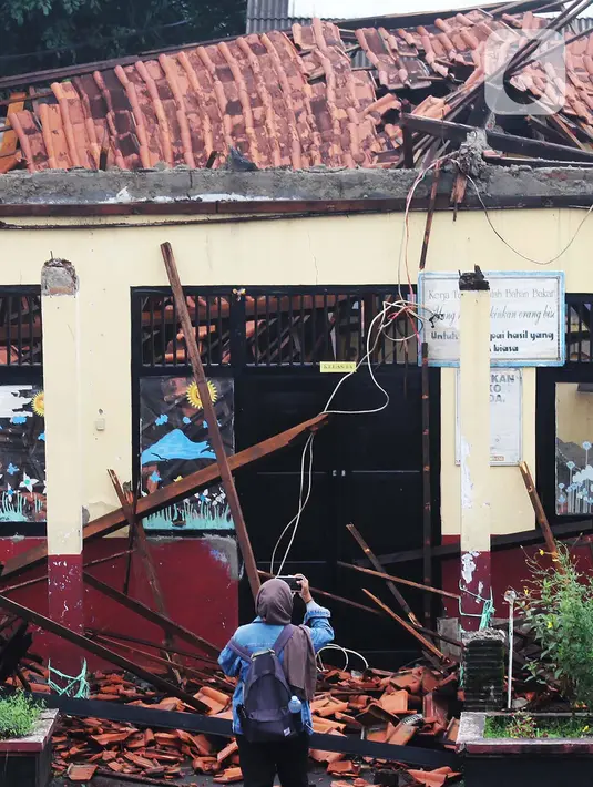 Ambruknya atap bangunan sekolah tersebut akibat guyuran hujan deras pada Jumat (15/3/2024). (merdeka.com/Arie Basuki)
