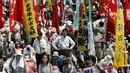 Anggota Konfederasi Nasional Serikat-serikat Buruh atau Zenroren melakukan aksi longmarch saat peringatan Hari Buruh Internasional (May Day) di Tokyo, Jepang, Jumat (1/5/2015). (REUTERS/Issei Kato)