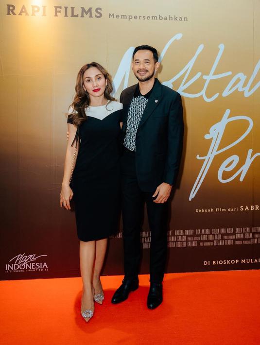 Baru-baru ini, Rara juga terlihat hadir untuk mendampingi Oka dalam gala premiere film 'Noktah Merah Perkawinan'. Pasangan selebriti ini pun tampil serasi dalam balutan busana gelap. Dengan lipstik merahnya, Rara tampil menawan dengan dress hitam dan putih di bagian atasnya. Sementara itu, Oka tampil maskulin dengan setelan jas yang juga terdapat corak putih. (Liputan6.com/IG/@oks_antara)