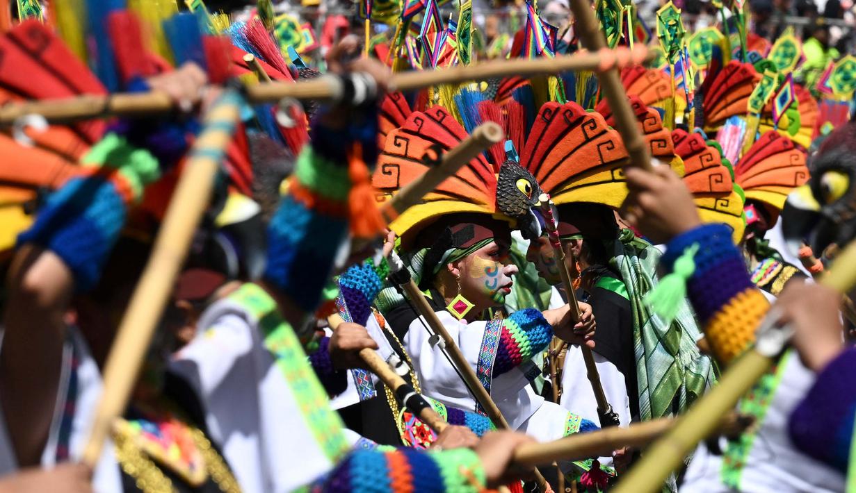 Para penari ikut serta dalam parade "Nyanyian untuk Bumi" selama Karnaval Kulit Hitam dan Kulit Putih di Pasto, Kolombia pada tanggal 3 Januari 2024. (JOAQUIN SARMIENTO/AFP)