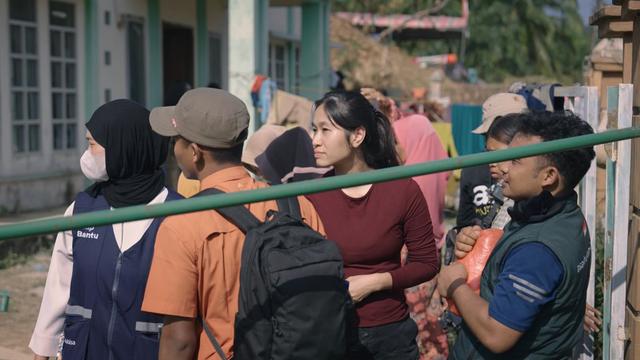 Dampingi suami dalam aksi sosial di Sumatra, 6 potret Muthia Nadhira istri Ferry Irwandi jadi relawan