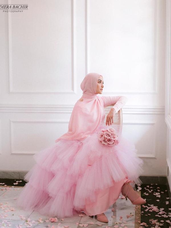 Citra Kirana dan Rezky Aditya kembali lakoni prewedding yang kini bernuansa pink dan putih. (Sumber: Instagram/@nandio_official)