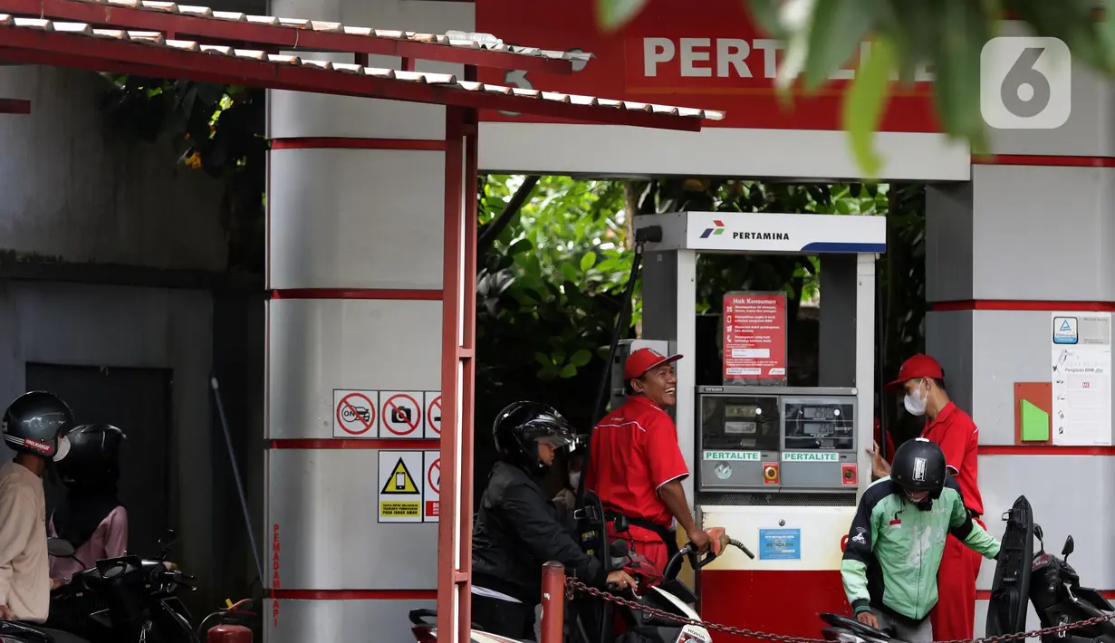 Antrean kendaraan sesaat jelang kenaikan harga Bahan Bakar Minyak (BBM) Bersubsidi di SPBU Kawasan Jalan Siliwangi, Kota Tasikmalaya, Jawa Barat, Sabtu (3/9/2022). Pemerintah resmi menaikkan harga BBM Bersubsidi pada Sabtu (3/9) pukul 14.30 WIB. Harga BBM Subsidi jenis Pertalite naik dari Rp 7650 ke Rp 10.000,- dan Pertamax dari Rp 12.500 ke Rp 14.500,-(Liputan6.com/Helmi Fithriansyah)