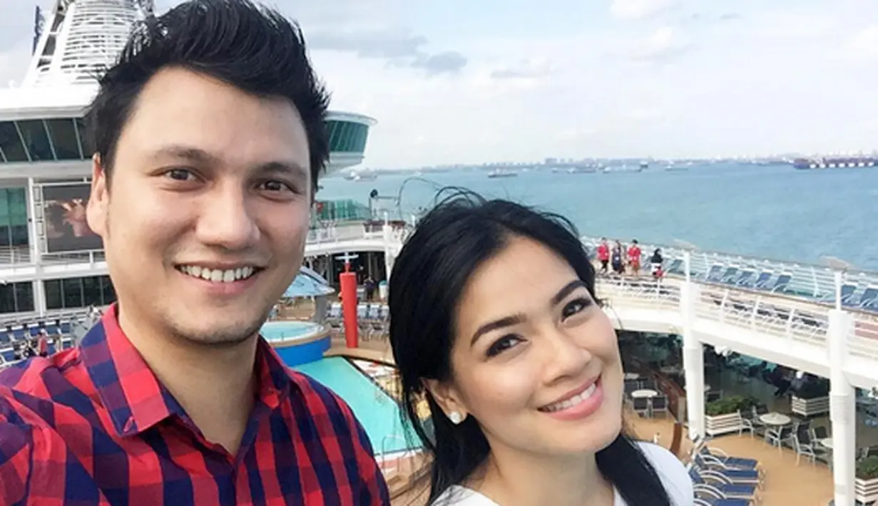 Tidak lupa pasangan ini mengabadikan momen serunya dengan berselfie diatas kapal Royal Caribbean International Mariner of the seas. (Foto: Instagram/@titi_kamall)