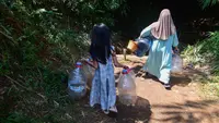 Krisis Air Bersih Melanda Desa Cidokom Saat Kemarau Panjang