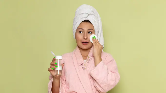 Tips Perawatan Wajah Harian untuk Kulit Sensitif dan Kering (photo by freepik.com)