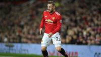 Bek Manchester United, Luke Shaw, bakal memutuskan masa depannya pada akhir musim 2017-2018 karena merasa diperlakukan tidak adil oleh manajer Jose Mourinho. (AFP/Oli Scarff)