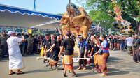 Umat Hindu menjelang Hari Raya Nyepi menggelar pawai ogoh-ogoh bagian dari upacara Tawur Agung Kesanga di Tugu Malang pada Selasa, 21 Maret 2023 (Liputan6.com/Zainul Arifin)&nbsp;