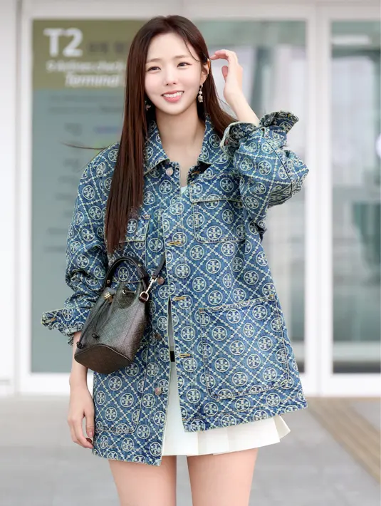 <p>Mulai dari keberangkatannya, Chae Soobin telah menggunakan head to toe Tory Burch. Saat berada di bandara Incheon menuju acara Tory Burch di Taipei ia tampil dengan gaya kasual. [Tory Burch]</p>