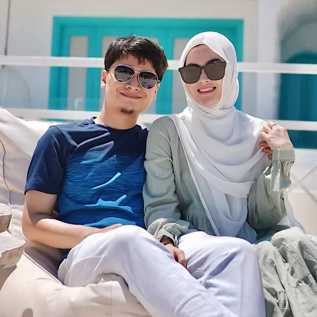 6 Potret Honeymoon Alvin Faiz dan Henny Rahman di Labuan Bajo, Makin Romantis