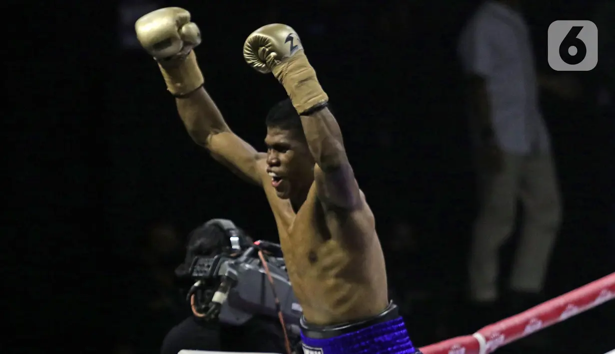 Petinju Indonesia Ongen Saknosiwi merayakan kemenangan atas Jirawat Thammachot (Thailand) pada duel kelas bulu bertajuk MPRO Evolution Fight Series 2022 di Balai Sarbini, Jakarta, Jumat (1/7/2022). Ongen Saknosiwi hanya butuh dua ronde untuk meraih kemenangan knockout (KO) atas petinju Thailand Jirawat Thammachot. (Liputan6.com/Helmi Fithriansyah)