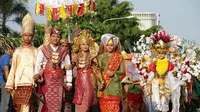 Parade ini mengangkat kekayaan budaya dan tradisi dari berbagai kabupaten dan kota yang ada di Lampung