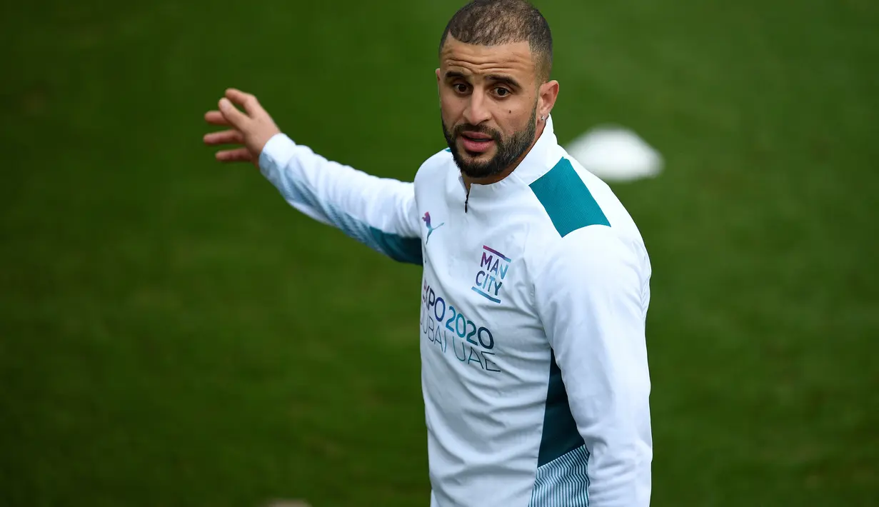 Bek Manchester City, Kyle Walker menghadiri sesi latihan tim di City Football Academy di Manchester, barat laut Inggris (8/3/2022). Pada leg pertama babak 16 Liga Champions, City menang telak atas Sporting CP 5-0. (AFP/Oli Scarff)