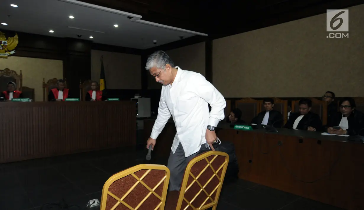 Gubernur Sulawesi Tenggara nonaktif Nur Alam (kanan) jelang mengikuti sidang pembacaan putusan di Pengadilan Tipikor, Jakarta, Rabu (28/3). Nur Alam dinyatakan bersalah dan dihukum 12 tahun penjara dan denda satu miliar. (Liputan6.com/Helmi Fithriansyah)
