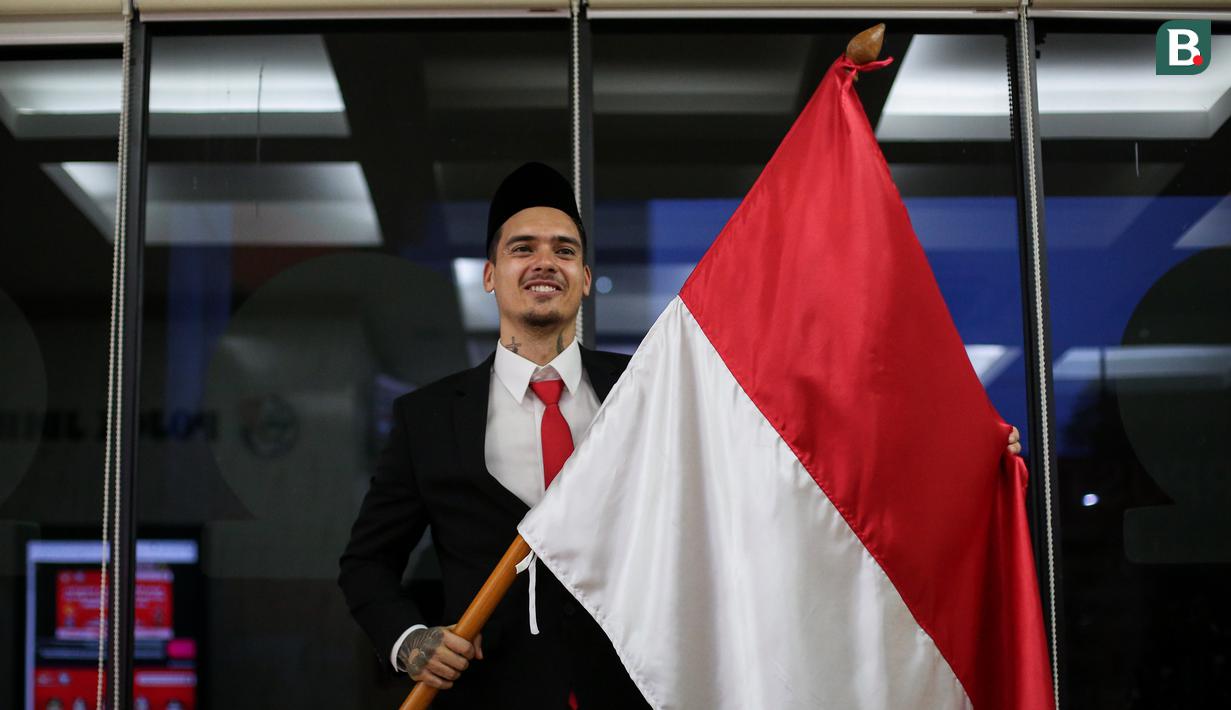 <p>Pemain Naturalisasi Timnas Indonesia, Shayne Pattynama berpose di depan fotografer setelah Pengambilan Sumpah Janji Setia Pewarganegaraan Republik Indonesia yang berlangsung di Kantor Wilayah Kementetian Hukum dan HAM DKI Jakarta, Selasa (24/01/2023). (Bola.com/Bagaskara Lazuardi)</p>