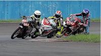 Aksi pembalap Honda CBR kelas 150 cc menaklukan tikungan Sirkuit Sentul dalam Indonesia CBR Race Day (ICE day).
