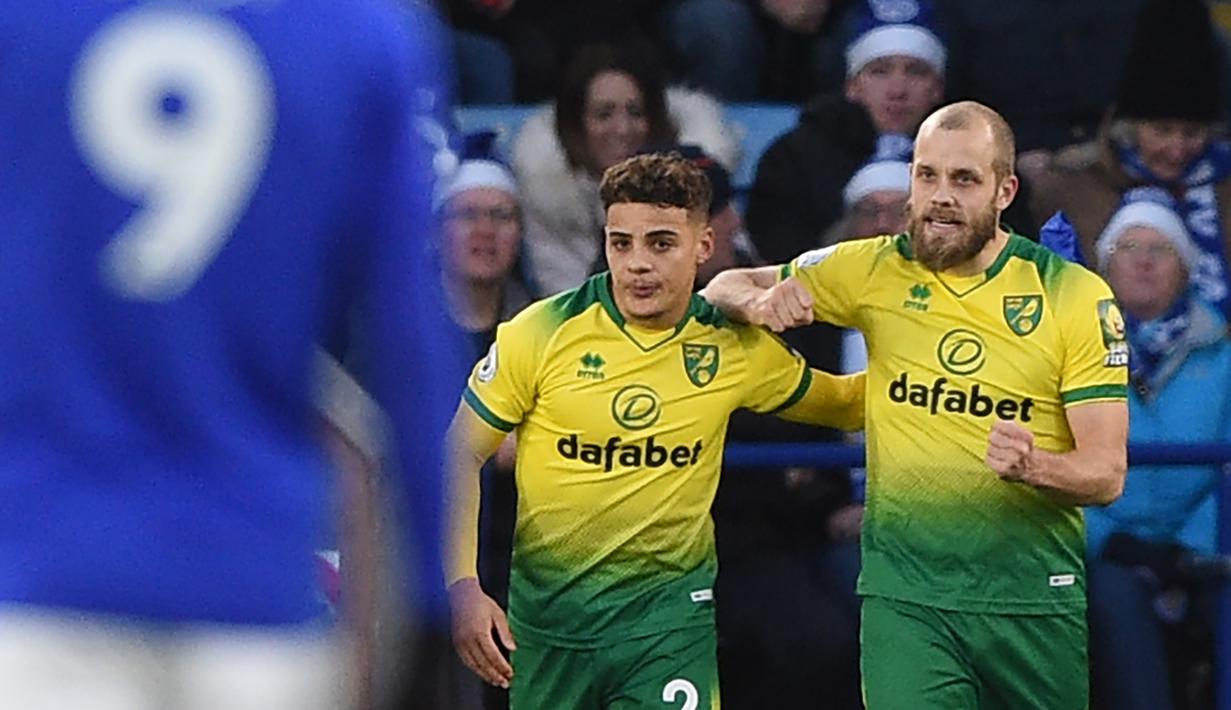 Striker Norwich, Teemu Pukki, merayakan gol yang dicetaknya ke gawang Leicester pada laga Premier League di Stadion King Power, Leicester, Sabtu (14/12). Kedua klub bermain imbang 1-1. (AFP/Oli Scarff)