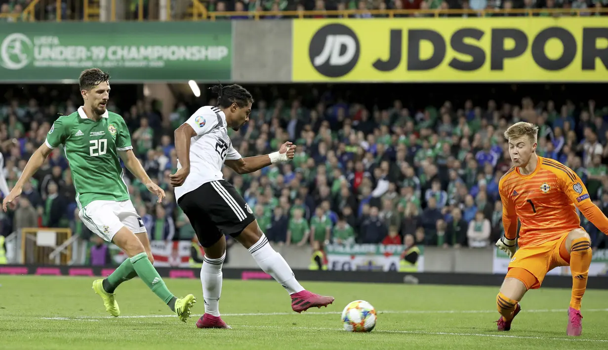 Proses terjadinya gol yang dicetak gelandang Jerman, Serge Gnabry, ke gawang Irlandia Utara pada laga Kualifikasi Piala Eropa 2020 di Windsor Park, Belfast, Senin (9/9). Irlandia Utara kalah 0-2 dari Jerman. (AFP/Paul Faith)