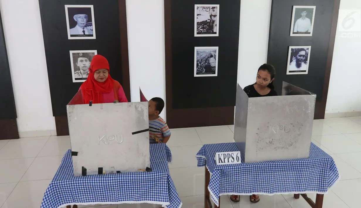 Warga berada di bilik suara untuk mencoblos pada Pilkada Serentak 2018 di TPS 2 yang berada di dalam Museum Juang Taruna, Tangerang, Rabu (27/6). Warga Kota Tangerang menyalurkan suaranya dalam Pemilihan Walikota tahun ini. (Liputan6.com/Angga Yuniar)