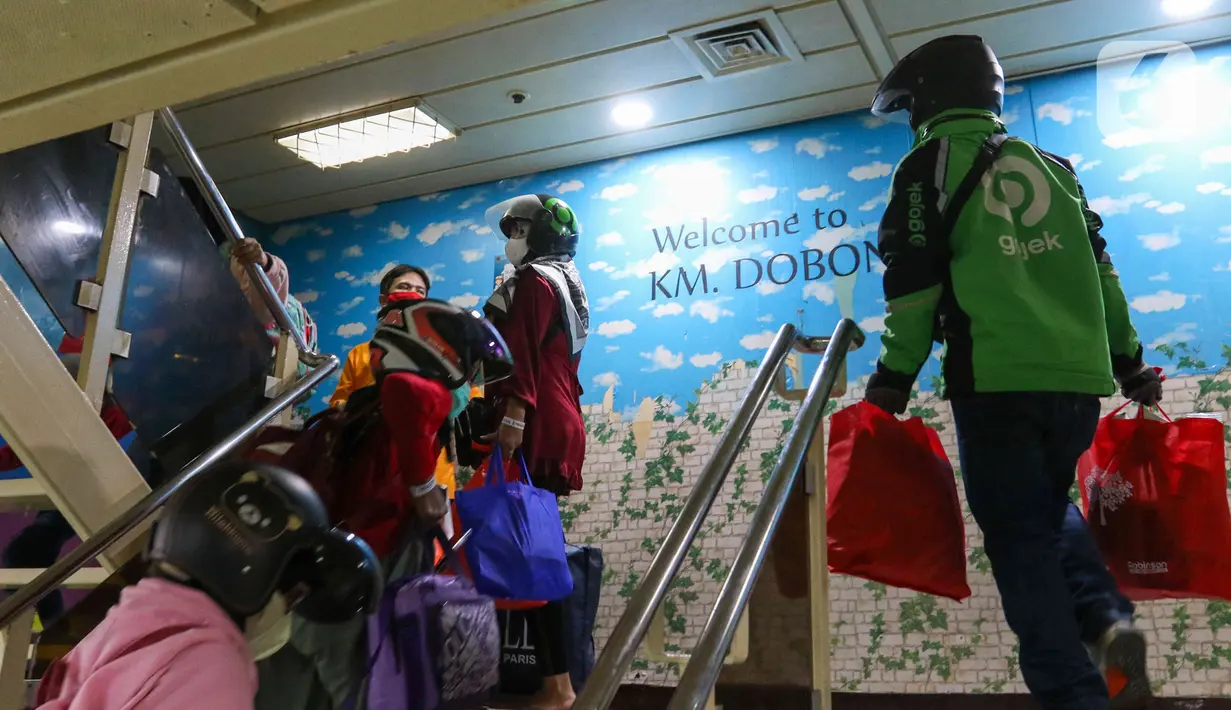 <p>Pemudik menaiki Kapal KM Dobonsolo tujuan Semarang di Pelabuhan Indonesia 2, Tanjung Priok, Jakarta Utara, Selasa, (26/42022). PT Pelayaran Nasional Indonesia (Persero) memprediksi penumpang kapal pada musim mudik 2022 ini bisa menembus 417.676 orang selama periode H-15 hingga H+15 Lebaran. (Liputan6.com/Herman Zakharia)</p>
