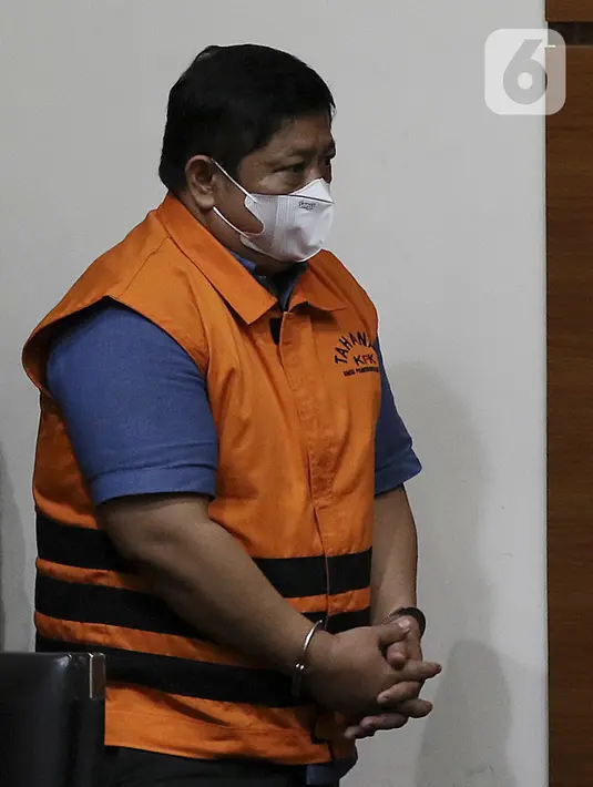 Tersangka penyuap Gubernur Papua, Lukas Enembe, Direktur PT Tabi Bangun Papua  Rijatono Lakka memakai rompi oranye usai menjalani pemeriksaan di Gedung Merah Putih KPK, Jakarta, Kamis (5/1/2022).  Rijatono Lakka merupakan tersangka kasus dugaan suap dan penerimaan gratifikasi terkait proyek infrastruktur di Provinsi Papua. (Liputan6.com/Johan Tallo)