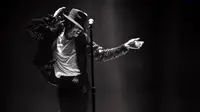 Sudah lama tiada, Michael Jackson masih digandrungi berkat lagu-lagunya yang dianggap membuai (thewowstyle.com).