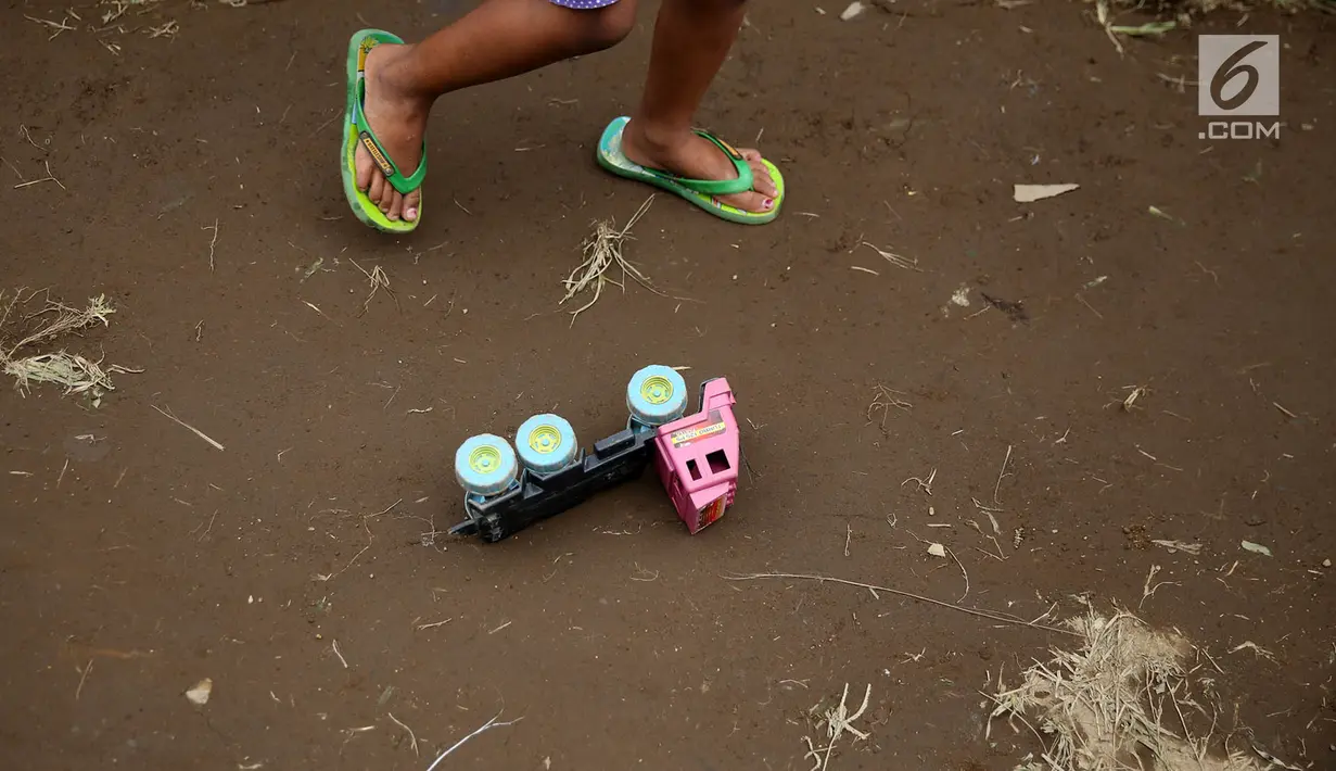 Truk plastik mainan anak-anak pengungsi Gunung Agung di Posko Pengungsi Rendang, Bali, Sabtu (2/12). (Liputan6.com/Immanuel Antonius)