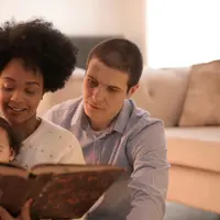 Ilustrasi orangtua yang sedang membaca buku dengan anak (sumber foto: pexels.com/Andrea Piacquadio)