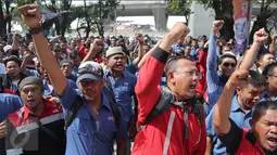 Serikat Pekerja PT Jakarta International Container Terminal (JICT) berdemonstrasi di depan lobi gedung JICT, Tanjung Priok, Jakarta Utara, Kamis (6/4). Aksi itu merupakan mosi ketidakpercayaan pekerja kepada jajaran direksi. (Liputan6.com/Gempur M Surya)