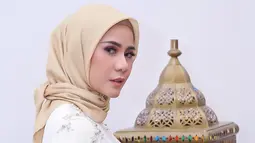 Cynthia Ramlan juga memutuskan untuk berhijab. Adik dari Olla Ramlan ini mulai menggunakan hijab pada 16 Mei. Ia memutuskan berhijab saat ulang tahun almarhum ayahnya dan juga saat ulang tahun pernikahan. (Liputan6.com/IG/@cynthiaramlan)