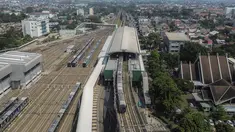 Rangkaian kereta Mass Rapid Transit (MRT) Jakarta terlihat di Stasiun Lebak Bulus, Jakarta Selatan, Kamis  (31/7/2025). (merdeka.com/Arie Basuki)