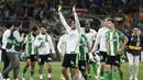 Keberhasilan Real Betis mengalahkan Elche dengan skor 2-1 di Estadio de La Cartuja pada Rabu (13/5/2026) dini hari WIB membuat klub berjuluk El Glorioso sukses mengamankan satu tempat di Liga Champions musim depan. Pencapaian ini mengakhiri penantian panjang selama 21 tahun bagi para pendukung Real Betis untuk kembali bersaing di kasta tertinggi Eropa tersebut. (AFP/Cristina Quicler)