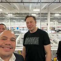 Tampil santai, kaos oblong ratusan ribu yang dipakai Elon Musk saat bertemu Luhut Pandjaitan dan rombongan jadi sorotan. (Instagram/anindyabakrie).
 