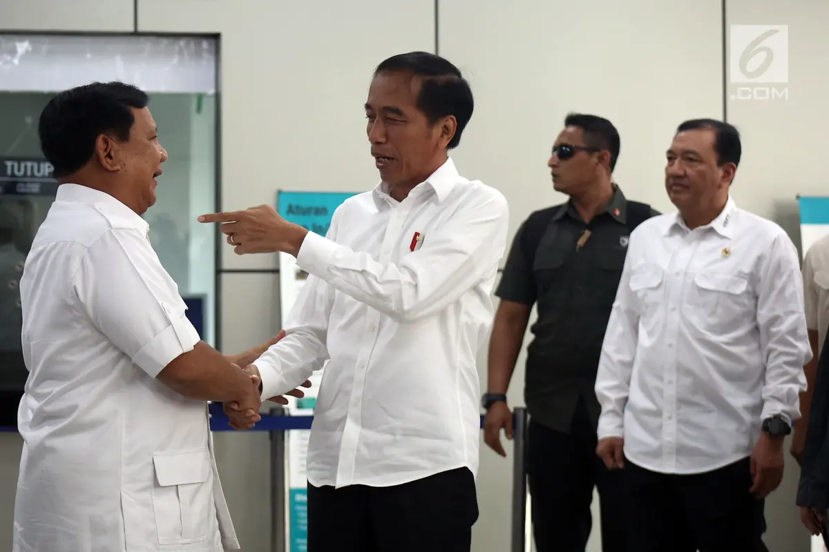 Keakraban Jokowi dan Prabowo Saat Bertemu di Stasiun MRT Lebak Bulus