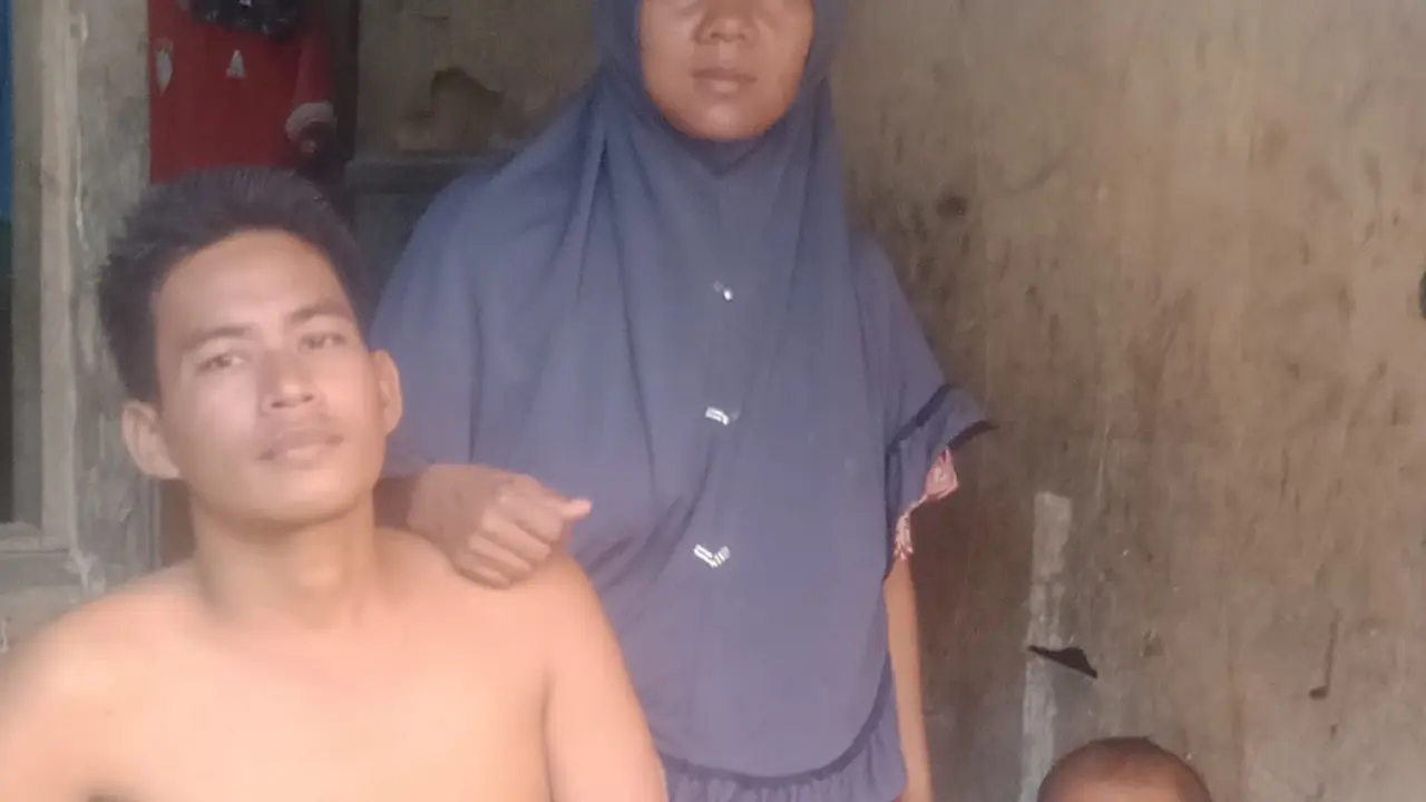 Sarip (37) Penderita Kanker Tulang Bersama Keluarganya. (Dokumentasi Ketua RT). (Kamis, 19/05/2022).