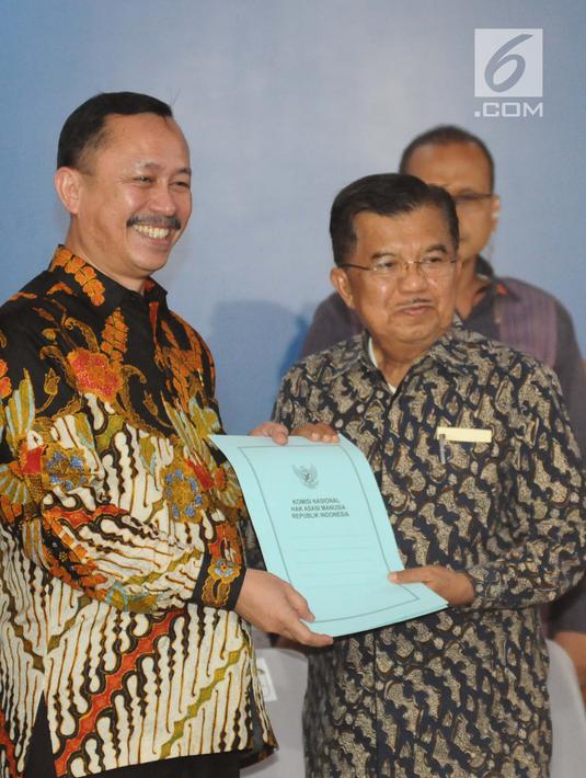 Wakil Presiden Jusuf Kalla menerima surat rekomendasi dari Ketua Komnas HAM, Ahmad Taufan Damanik selama peringatan ari Hak Asasi Manusia (HAM) internasional 2018 di kantor Komnas HAM, Jakarta, Selasa (11/12). (Liputan6.com/Angga Yuniar)