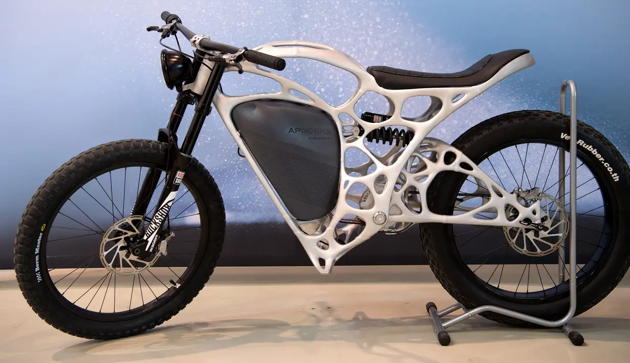 Sepeda motor Light Rider yang diproduksi oleh anak perusahaan Airbus, APWorks diperkenalkan di Jerman, 20 Mei 2016. Sepeda motor listrik pertama ini  diproduksi menggunakan printer 3D dan memiliki berat 35 kg dan kecepatan 80 km/jam. (Sven Hoppe/dpa/AFP)